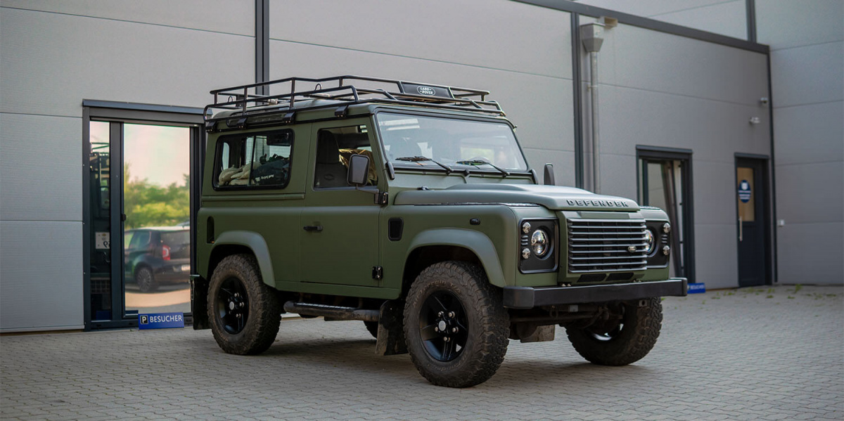 Landrover Defender - Carwrapping 3M Matte Military Green Profilansicht