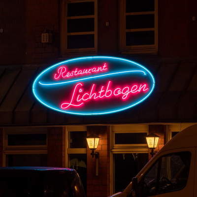 Restaurant Lichtbogen – Neon Lichtwerbung bei Nacht