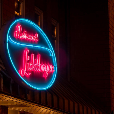 Restaurant Lichtbogen – Neon Lichtwerbung bei Nacht