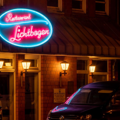 Restaurant Lichtbogen – Neon Lichtwerbung bei Nacht