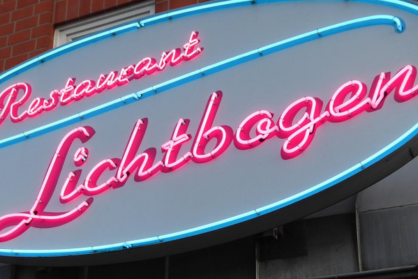 Restaurant Lichtbogen – Neon Lichtwerbung bei Tag